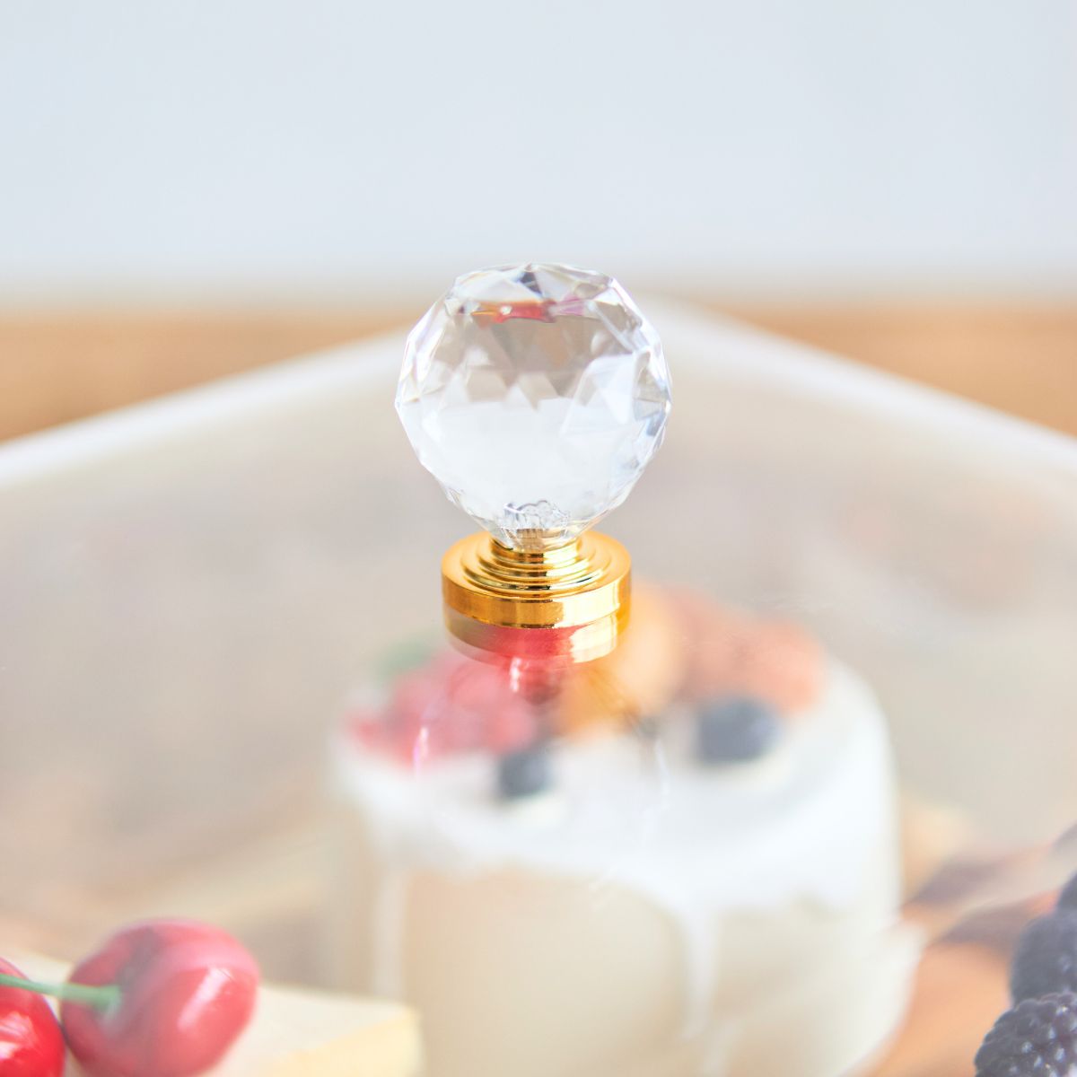 Hampton Dessert Holder with Acrylic Lid