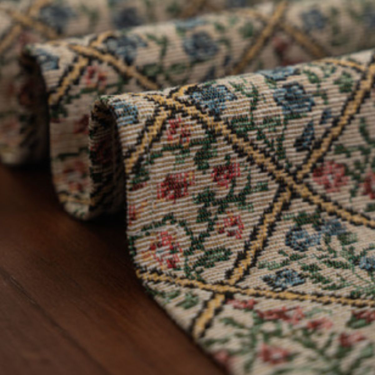 Fonilo Floral Table Runner